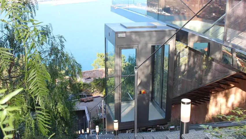 Cabine vitrée d’un ascenseur incliné intégrée à une propriété méditerranéenne