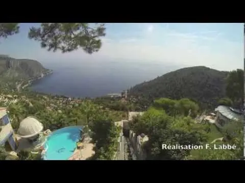 Ascenseur incliné privé filmé sur un terrain en pente